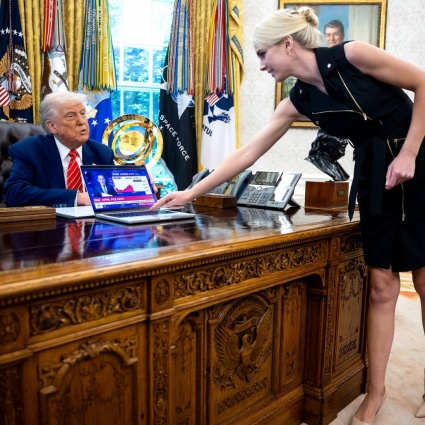 Natalie Harp in viaggio con Trump mentre infuriano le polemiche