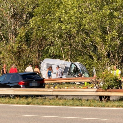 Il camper finisce fuori strada: brutto incidente sulla A2