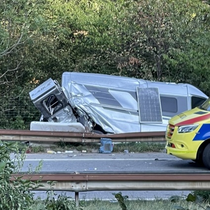 Il camper finisce fuori strada: brutto incidente sulla A2