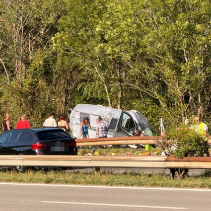 Il camper finisce fuori strada: incidente sulla A2