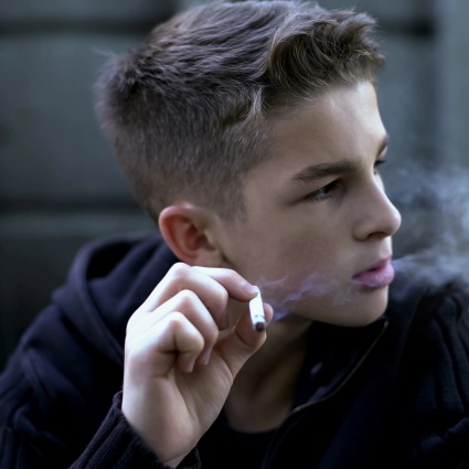 Il tabacco e il fascino del proibito: come le industrie puntano ai giovani