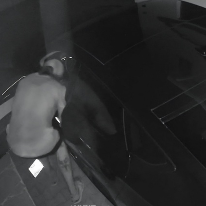 Il visitatore delle auto colpisce ancora: nuovo episodio notturno a Vacallo