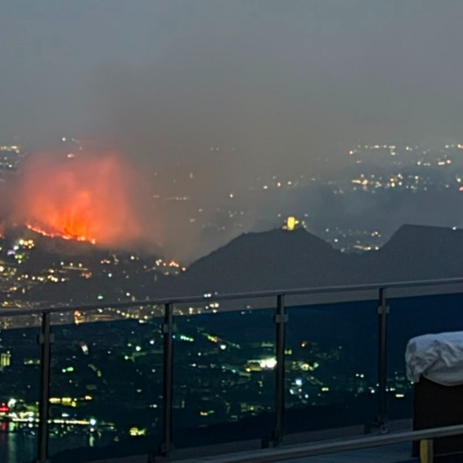 In fiamme i boschi sopra Como: due palazzine evacuate