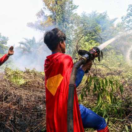 Diciassettenne spegne gli incendi vestito da Superman