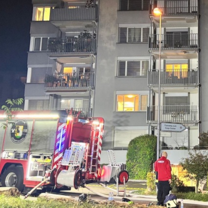 Incendio in un appartamento, undici feriti