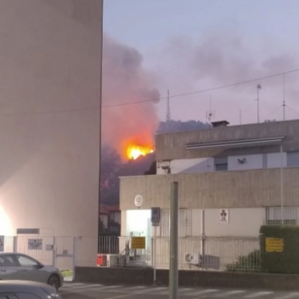 Incendio alle porte di Como: una cinquantina gli sfollati, ma nessun ferito