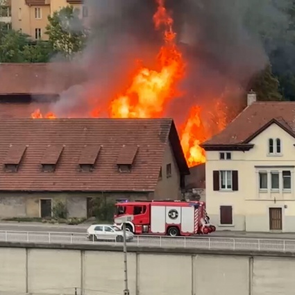 Spaventoso incendio, poi due esplosioni: sono quattro i pompieri feriti