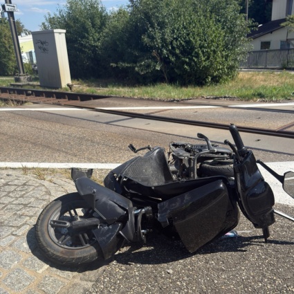 Frontale tra auto e scooter elettrico: muore un 83enne