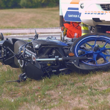 Scontro con un furgone, la vita di una 18enne è in pericolo