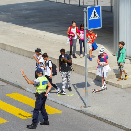 Inizia la scuola, la Polizia: «Non accompagnate i bambini in auto»