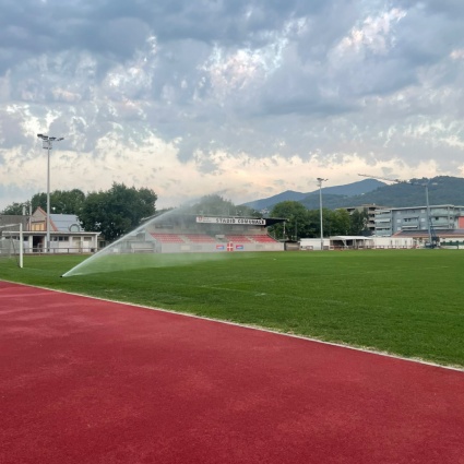 «Innaffiano i campi da calcio tutti i giorni!»: è davvero uno spreco?