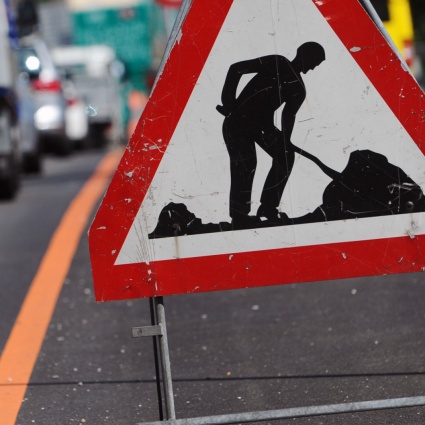 Via Cortivallo sbarrata per lavori