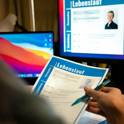 «Preferibilmente non fumatrice, tra i 22 e i 40 anni»: un annuncio di lavoro che fa discutere