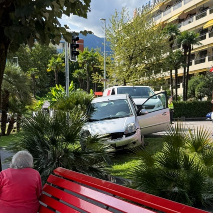 Con l’auto giù nell’aiuola sul lungolago