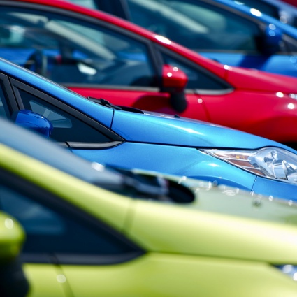 Cala la vendita dell'auto: elettriche e ibride trainano il mercato