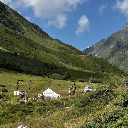 Manca pochissimo alla Mangia e cammina sugli alpi