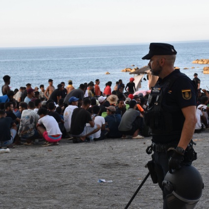Allarme migranti a Ceuta: il Marocco stringe sulla cooperazione con Madrid