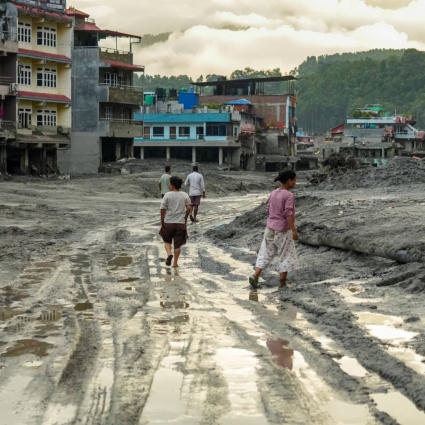 Si aggrava il bilancio delle vittime dell'alluvione, oltre 100 persone ancora intrappolate