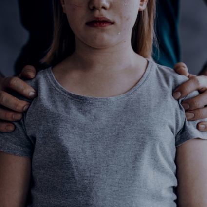Palpeggiava due bambine nelle parti intime e le filmava di nascosto: «Ora seguo Dio»