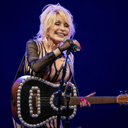Dolly Parton lascia una canzone segreta...ma sarà pubblicata nel 2046