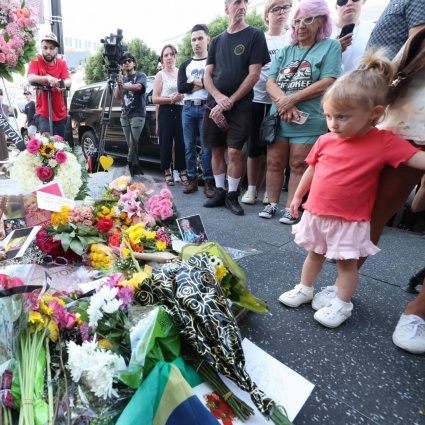 Il mondo piange Dolly Parton, bandiere a mezz'asta negli USA