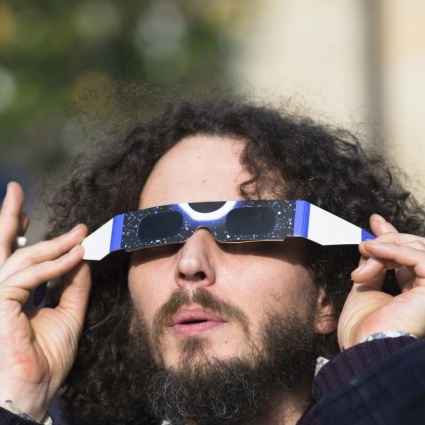 Pazzi per gli occhialini da eclissi solare: si spendono fino a 115 franchi