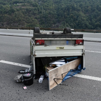 Perde il controllo sull'A2 e il rimorchio si rovescia