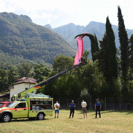 Sbaglia l’atterraggio e finisce su una pianta: parapendista soccorso dai pompieri