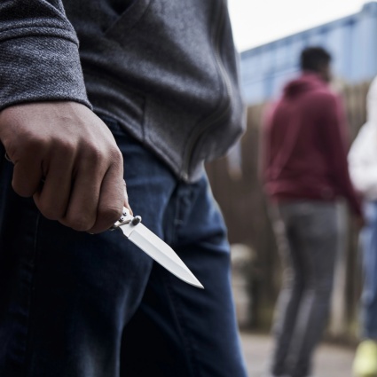 Il consiglio della polizia: «Date del lei a chi vi minaccia con un coltello»