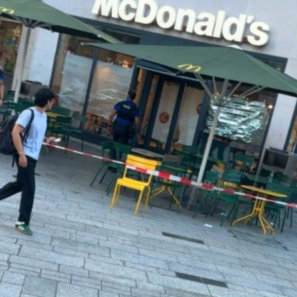 Maxi intervento di polizia al McDonald's di Losanna: trovata morta una 21enne
