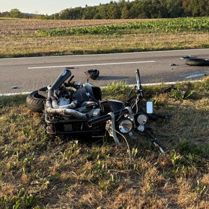 Invade la corsia opposta e si scontra con un'auto: morto un 62enne