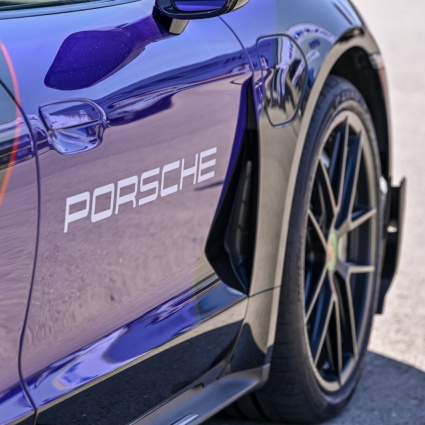 Porsche arretra sull'elettrico, interrotta la produzione della Taycan