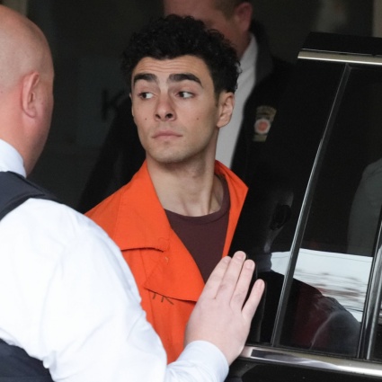 Mangione si dichiara colpevole, rinviato il processo statale