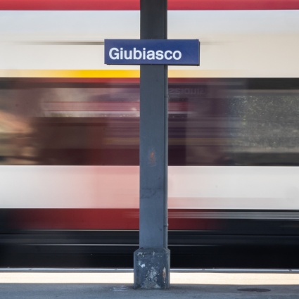 Ragazzini a piedi lungo i binari: li ferma solo la polizia