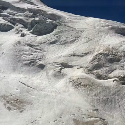 Resti umani riemergono dal ghiacciaio