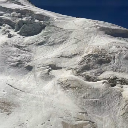 Resti umani riemergono dal ghiacciaio: sarebbero di due escursionisti scomparsi da 34 anni