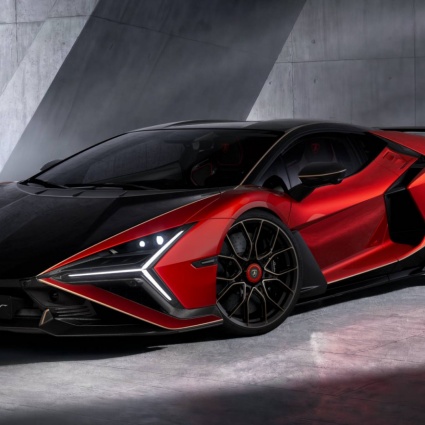 Lamborghini Revuelto SV: il V12 si allea con l'elettrico