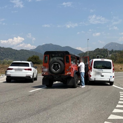 Scontro nella rotonda all'imbocco della Vedeggio-Cassarate