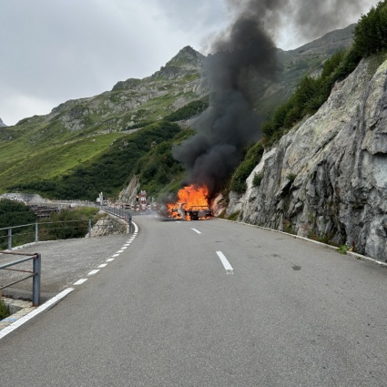 Auto con roulotte distrutta dalle fiamme