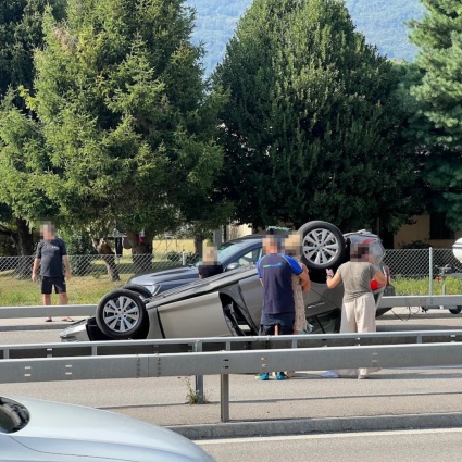 Auto finisce sul tetto sulla strada cantonale