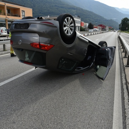 Auto finisce sul tetto sulla strada cantonale