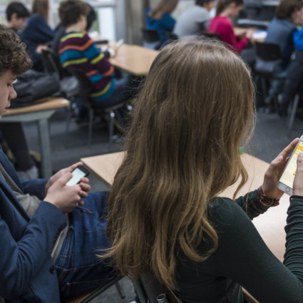 Svolta storica: verso il divieto totale di cellulari a scuola