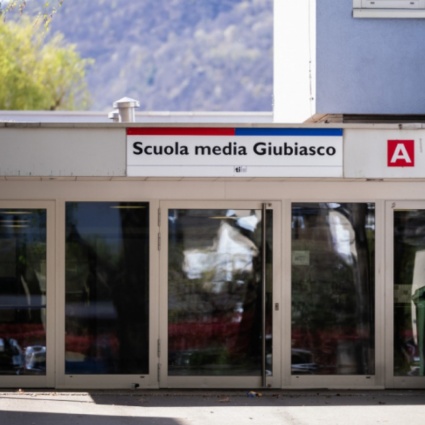Scuole medie di Giubiasco: resta in carcere il docente arrestato