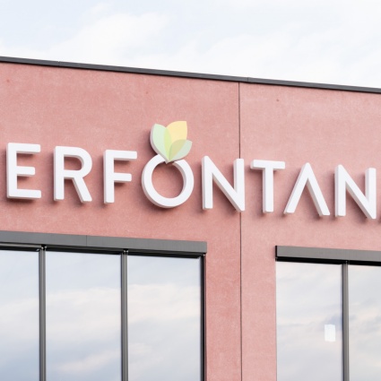 Serfontana accelera sulla sostenibilità: in arrivo una nuova copertura fotovoltaica per il parcheggio