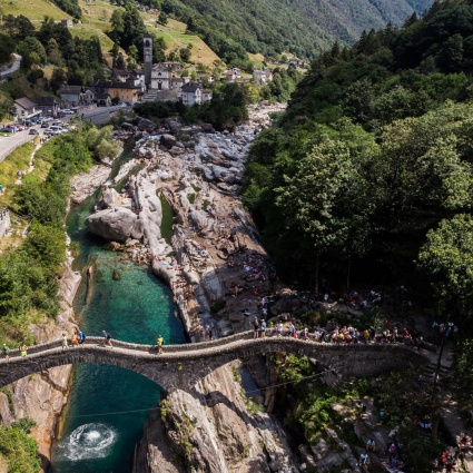 Si buttano dal ponte e finiscono all'ospedale