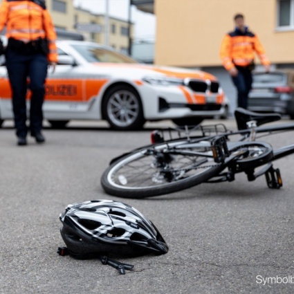 Si sente male mentre pedala e cade a terra: muore un 65enne