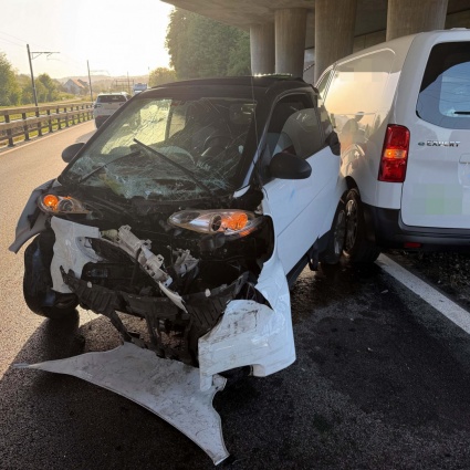 Non vede in tempo la Smart: incidente a catena