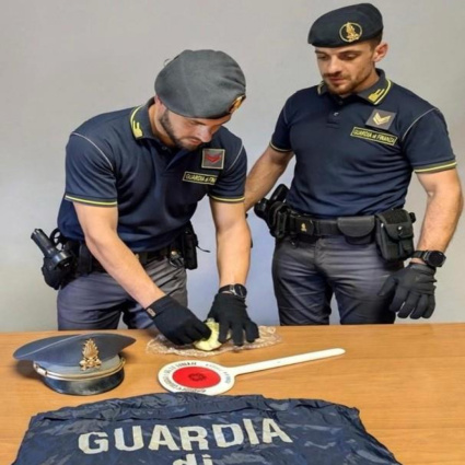 Cocaina nascosta in auto e tenta di entrare in Svizzera: arrestata