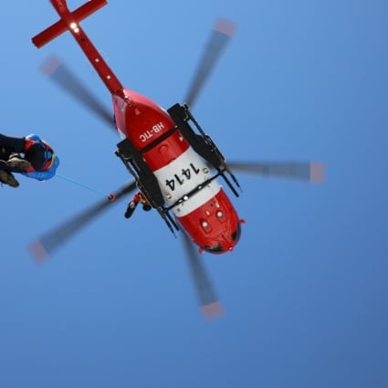 Cade dalla parete rocciosa mentre cercava funghi: la sua vita è in pericolo