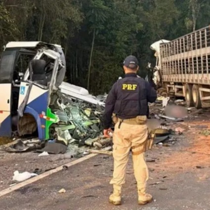 Scontro frontale tra minibus e camion: 23 morti e cinque feriti